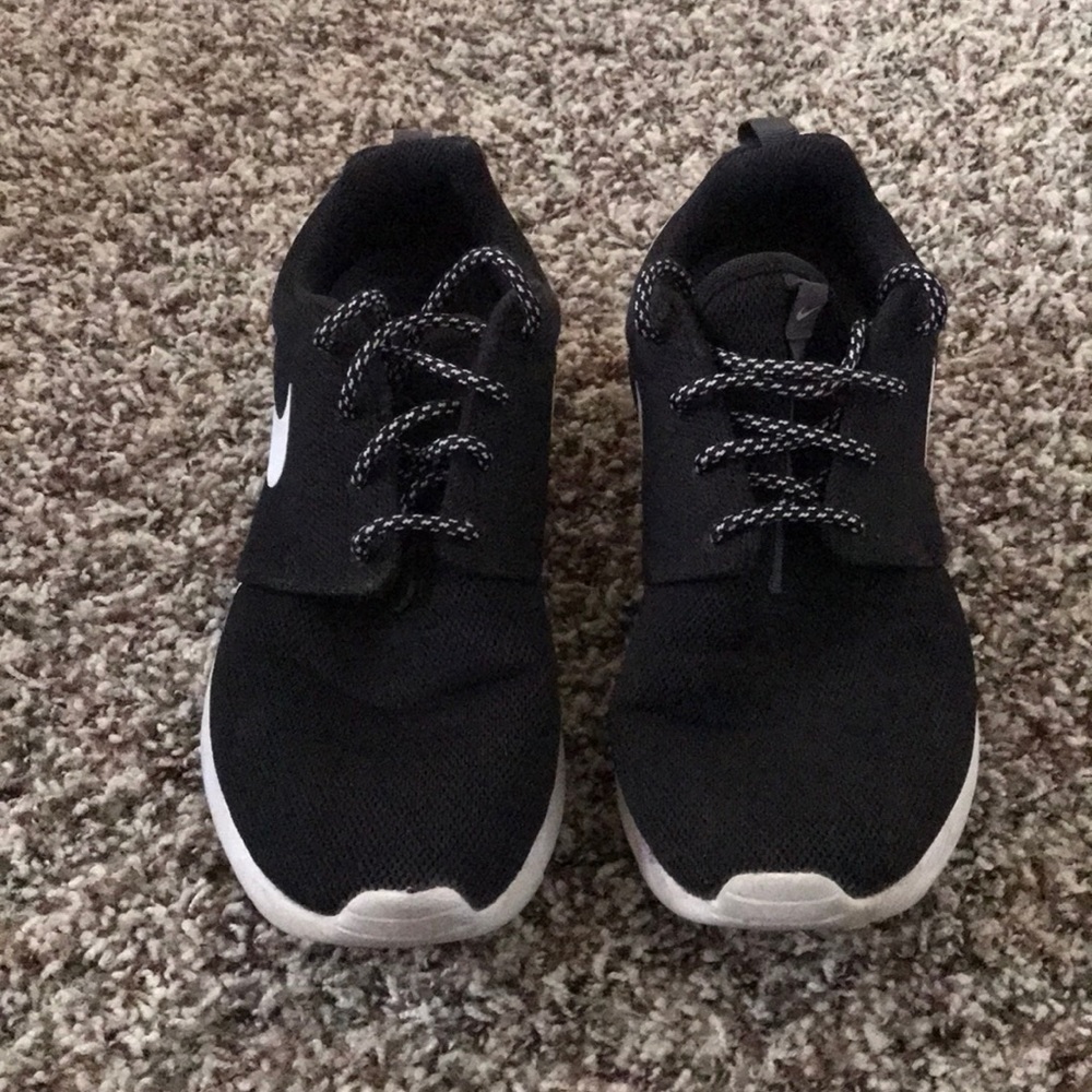 Black Nike Roshe